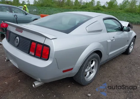 2005 Ford Mustang V6 Deluxe/V6 Premium z USA, uszkodzony, nr VIN 1ZVHT80N655222814